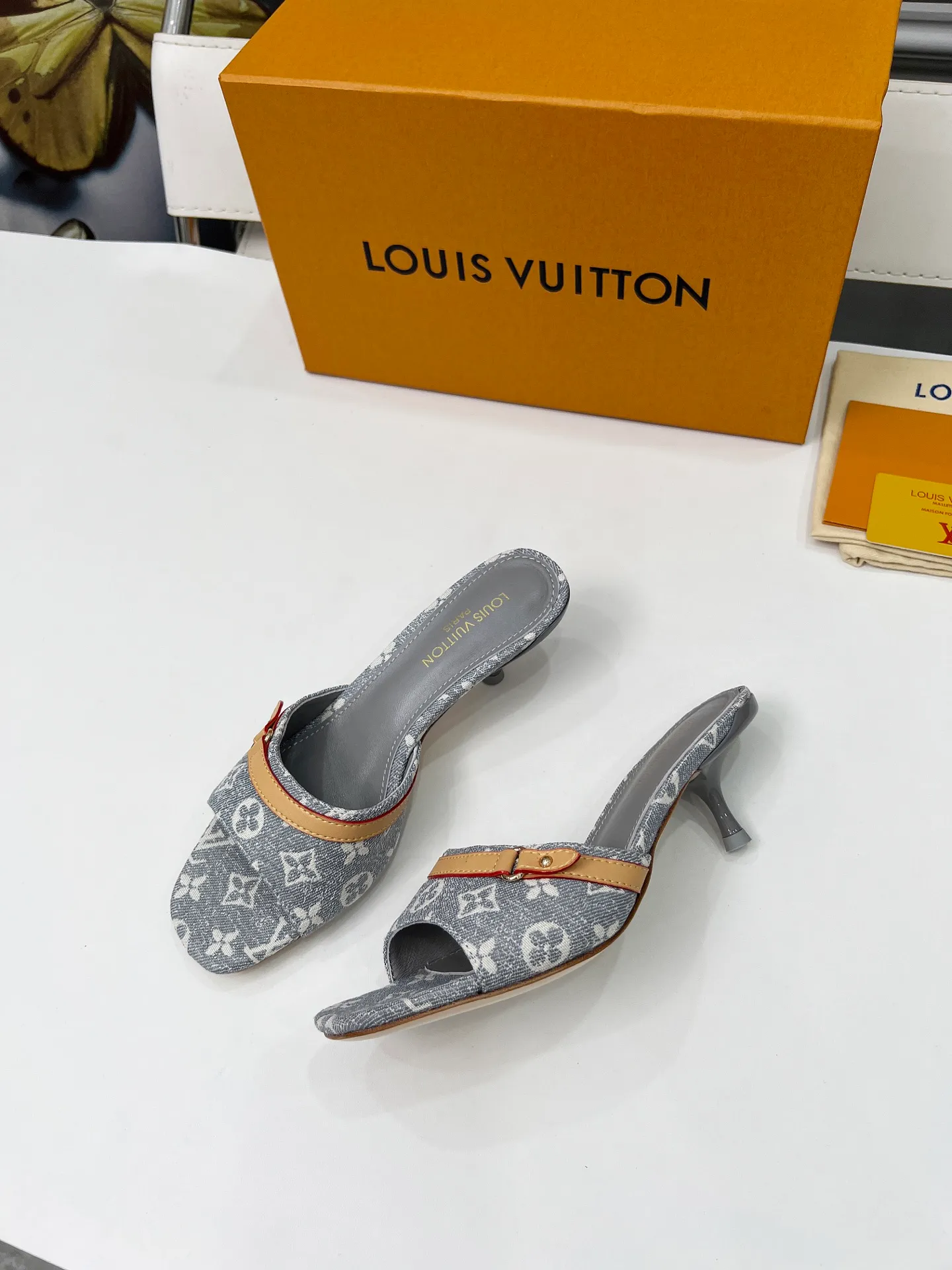 👟👟Ex-factory price 440👟👟 LV new denim kitten heel slippers 2025 summer must-have for goddesses, original replica, super comfortable on the feet. Show off the queen's temperament, the heel height is 9.5CM, which shows your temperament without being tiring. Leather outsole. Standard code: 35-42 (41 and 42 codes are customized, non-returnable and non-exchangeable)